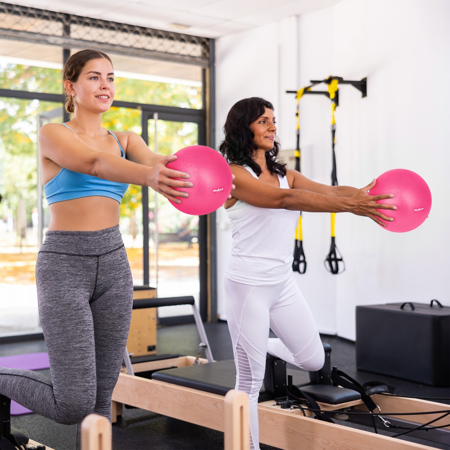 Mini piłka gimnastyczna do pilates rehabilitacyjna 25cm z pompką ręczną, kolor różowy, REBEL ACTIVE